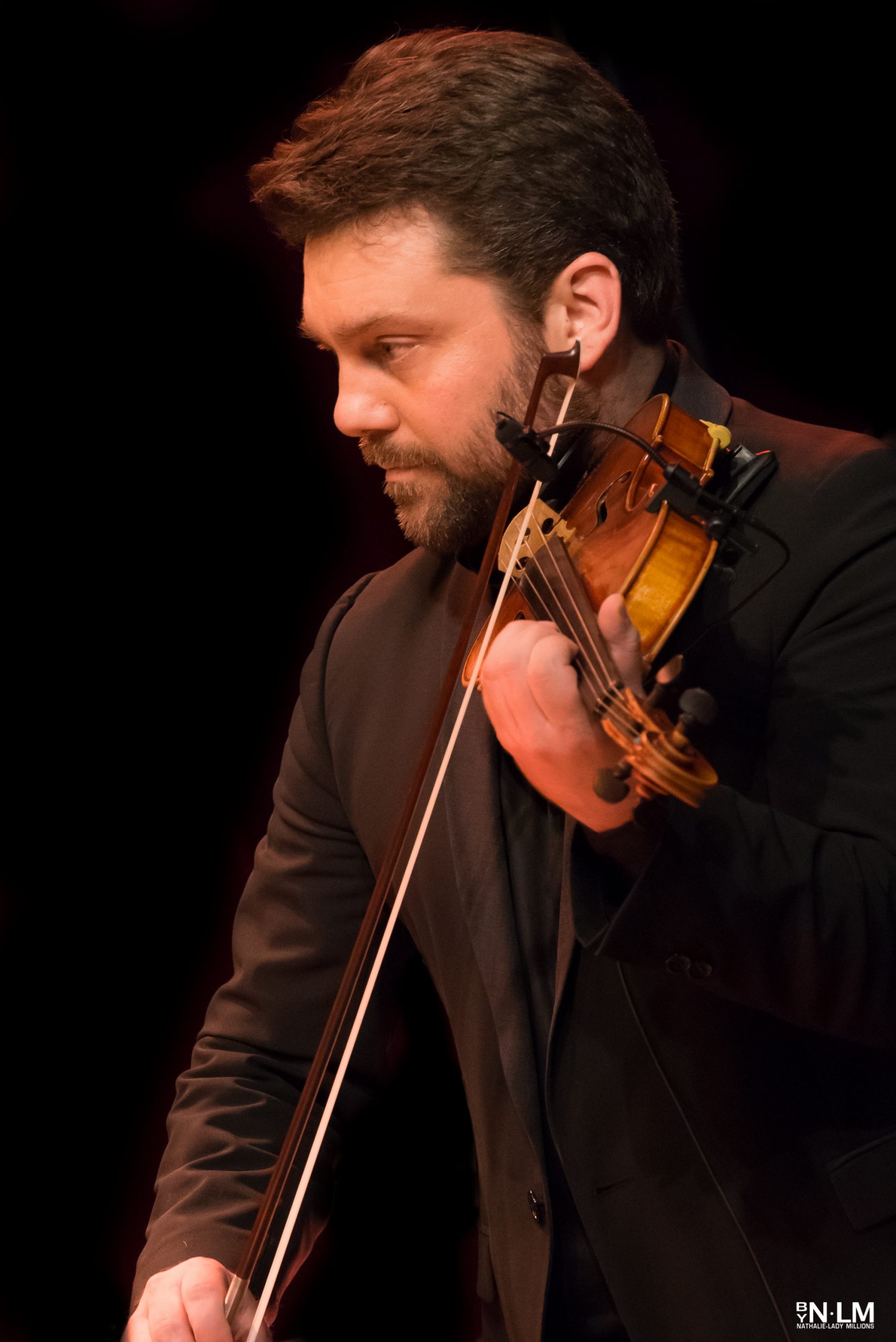 Johan Renard sur scene, jouant du violon