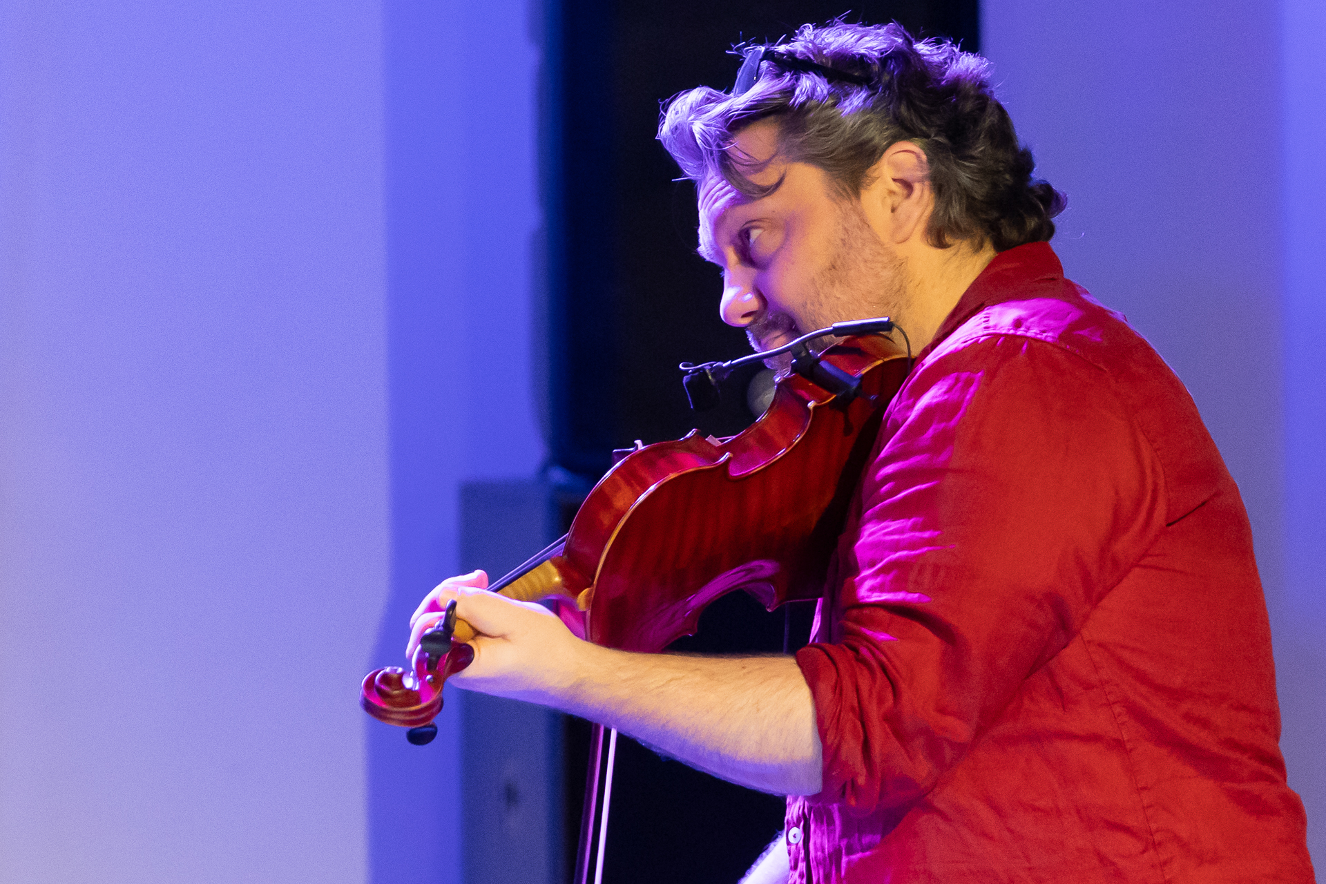 Johan Renard sur scene, jouant du violon