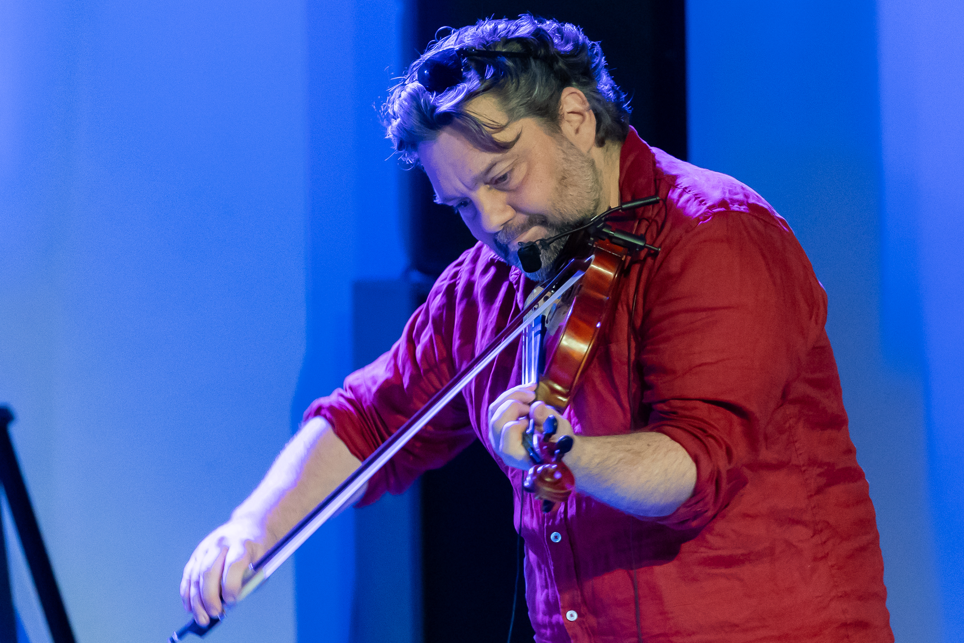 Johan Renard sur scene, jouant du violon